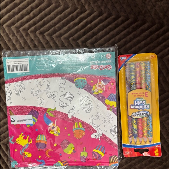 New! Unicorn Coloring Set with Rosso Glitter Pencils - Picture 2 of 3